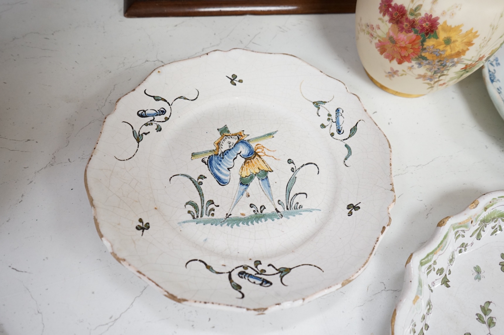 An oak three bottle tantalus, with key, together with three 18th/19th century faience plates and a Royal Worcester jug, tantalus 36cm wide